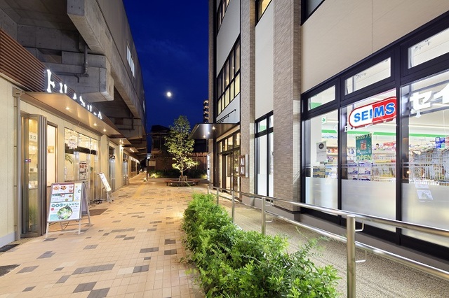 高架横通路(夜景)